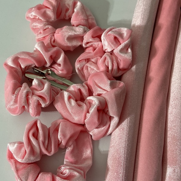 Heatless Curlers for Women and Girls with 4 scrunchies and 2 clips Pink - Picture 2 of 6